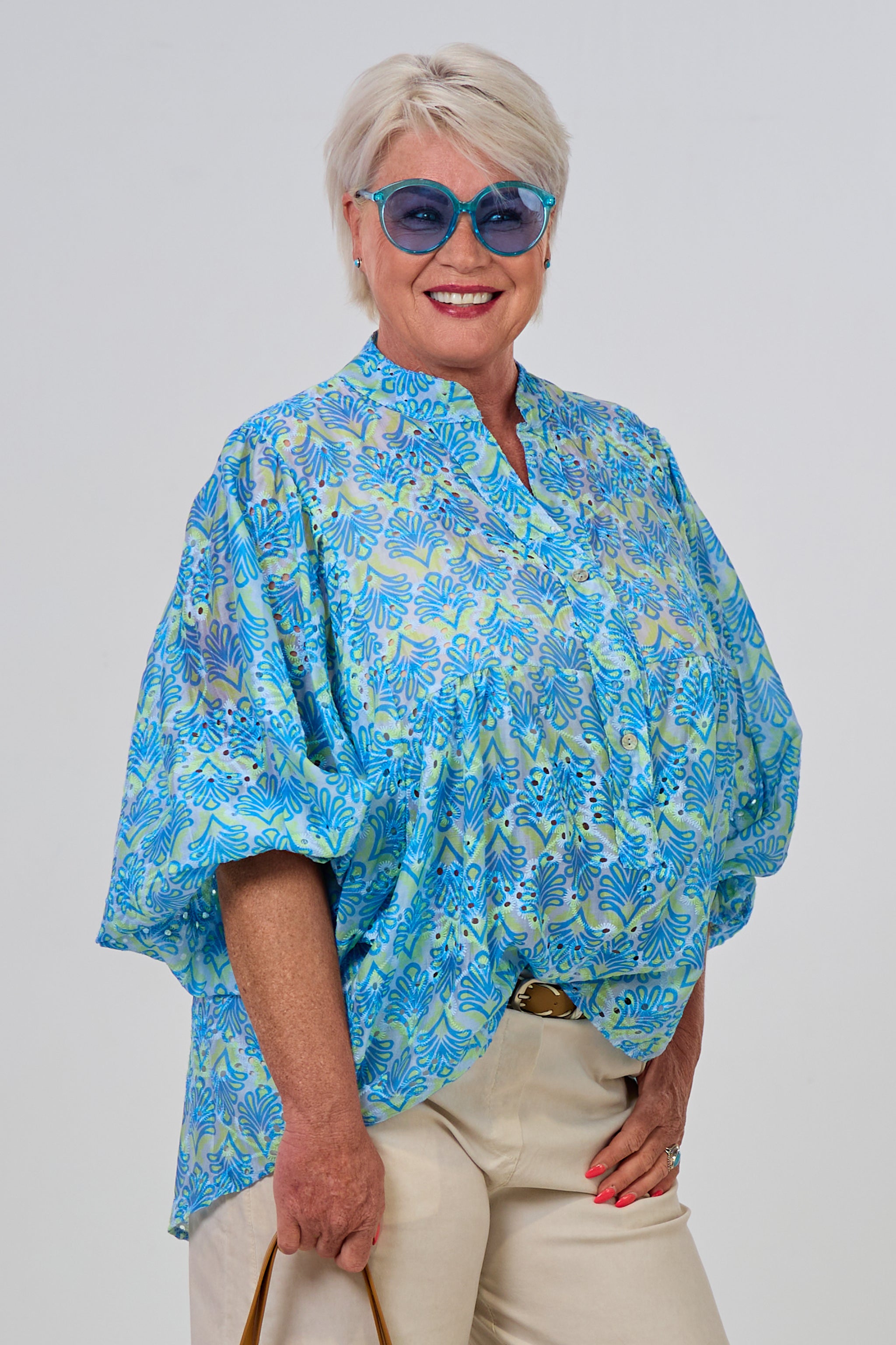 Bluse mit weiten Ärmeln und Lochstickerei, blau-hellblau-limette