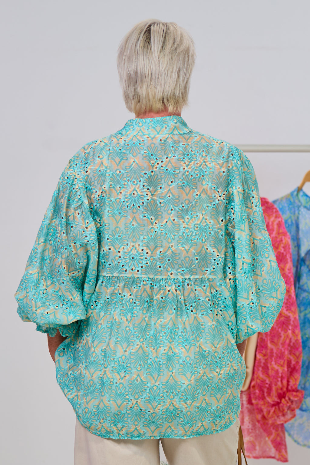 Bluse mit weiten Ärmeln und Lochstickerei, türkis-mint-creme