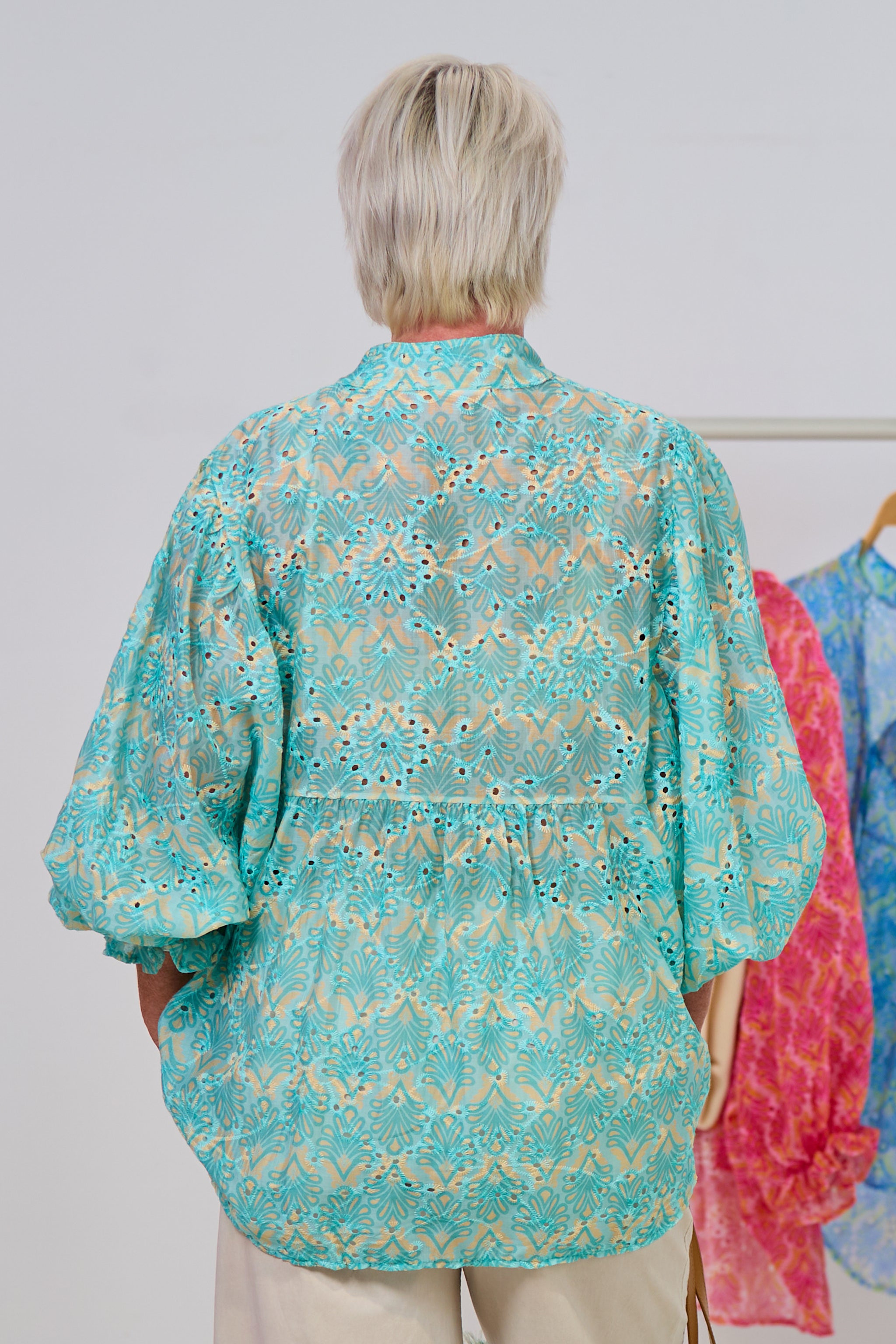 Bluse mit weiten Ärmeln und Lochstickerei, türkis-mint-creme