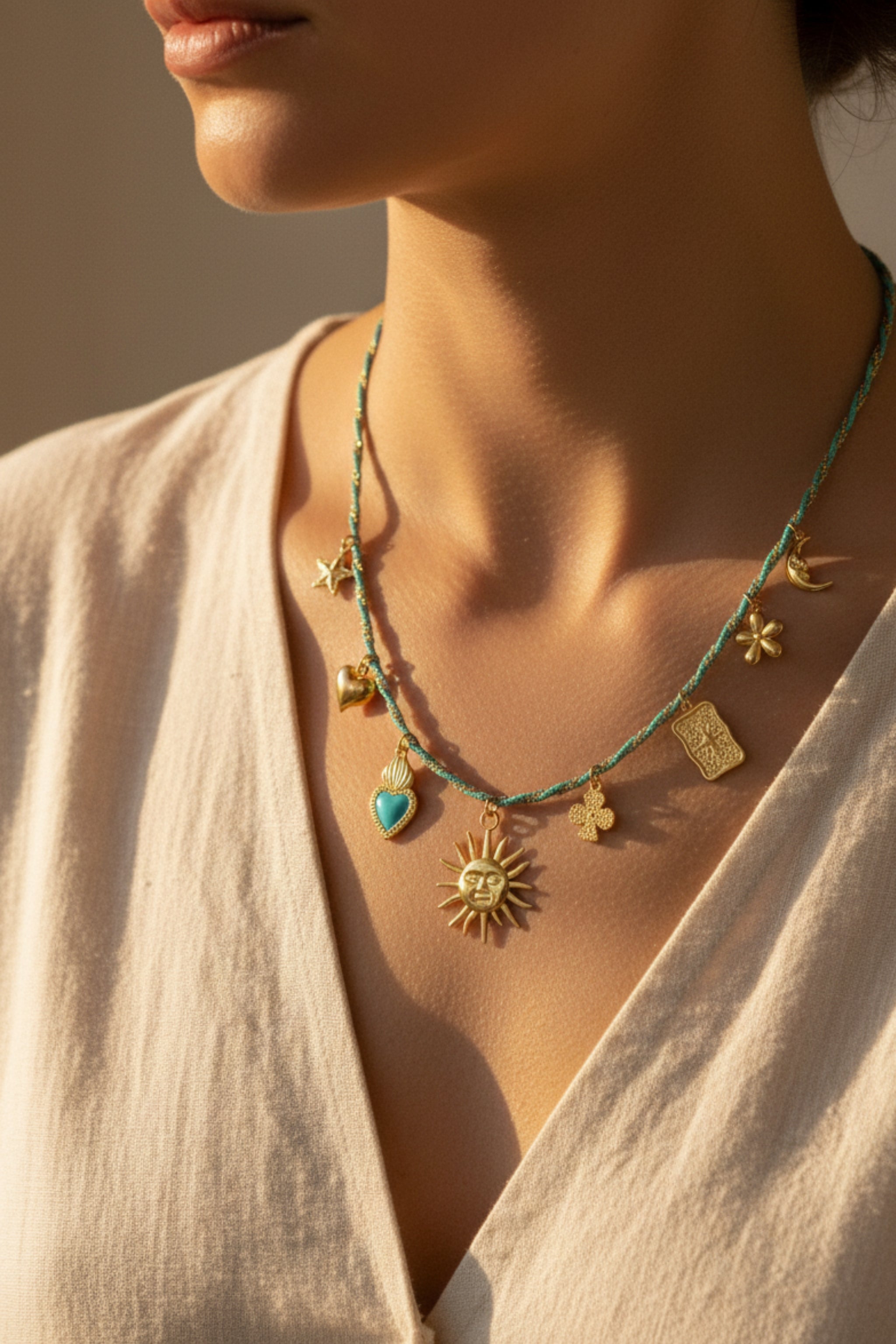 Kette mit Anhängern, türkis-gold