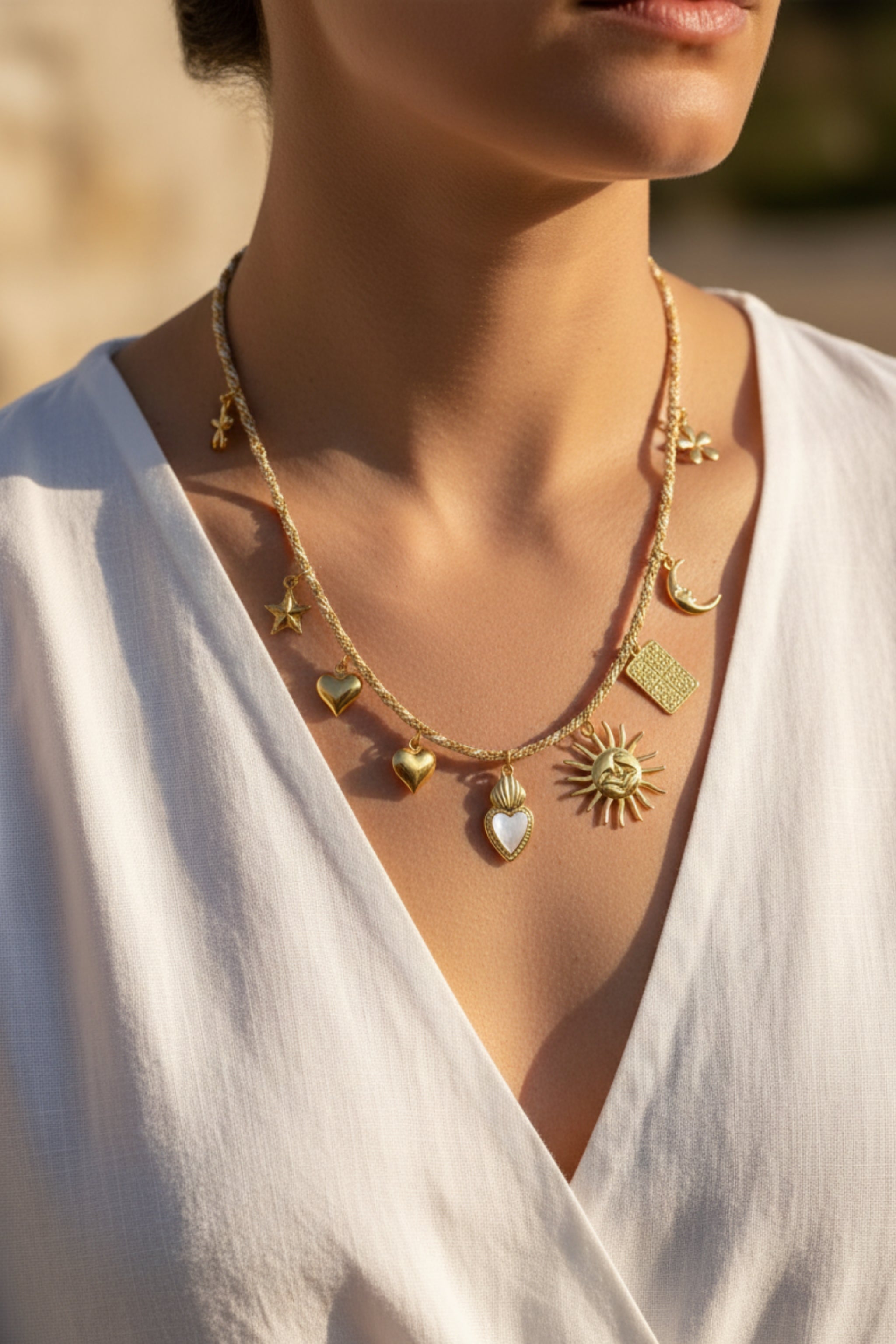 Kette mit Anhängern, weiß-gold