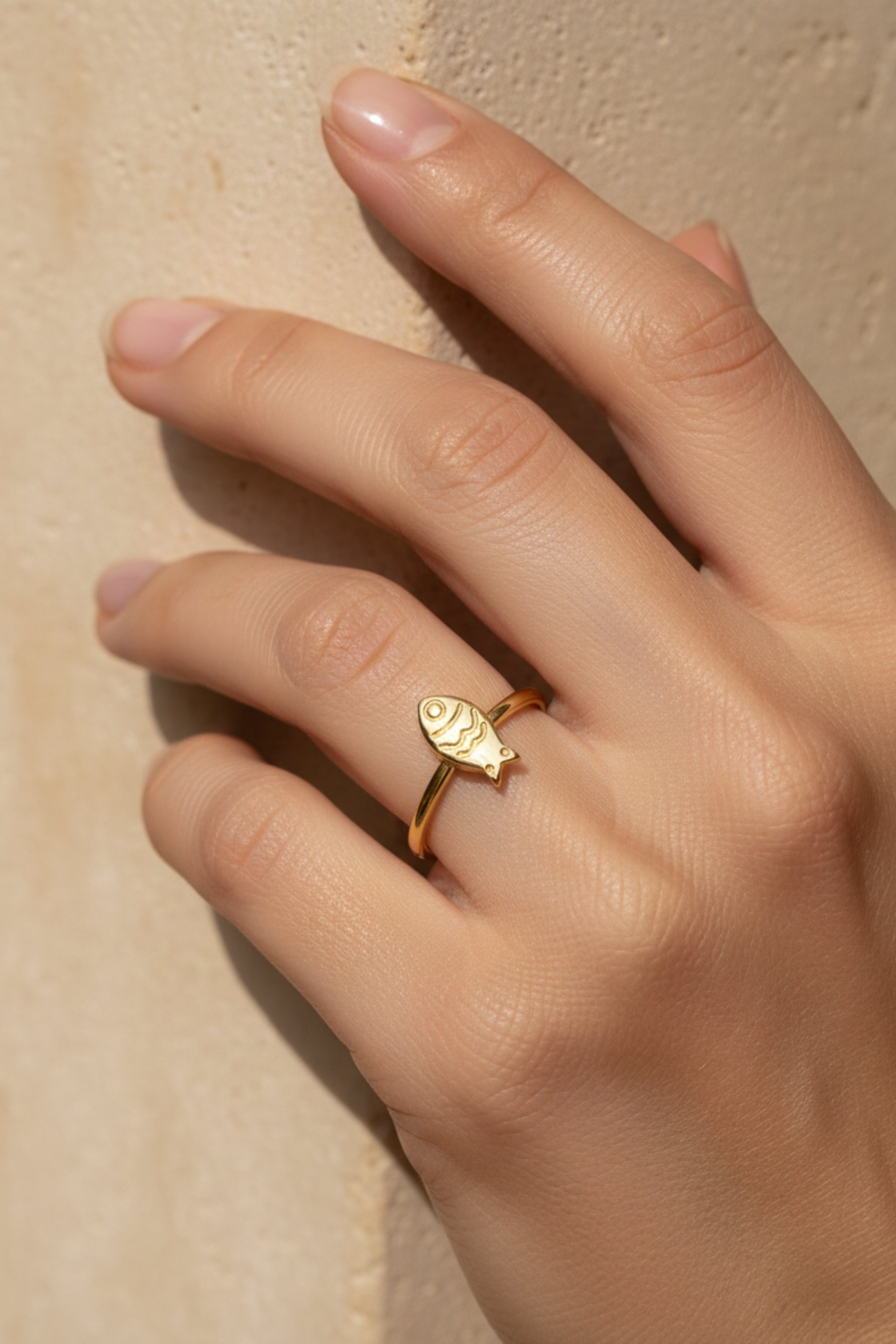 Ring mit kleinem Fisch, gold