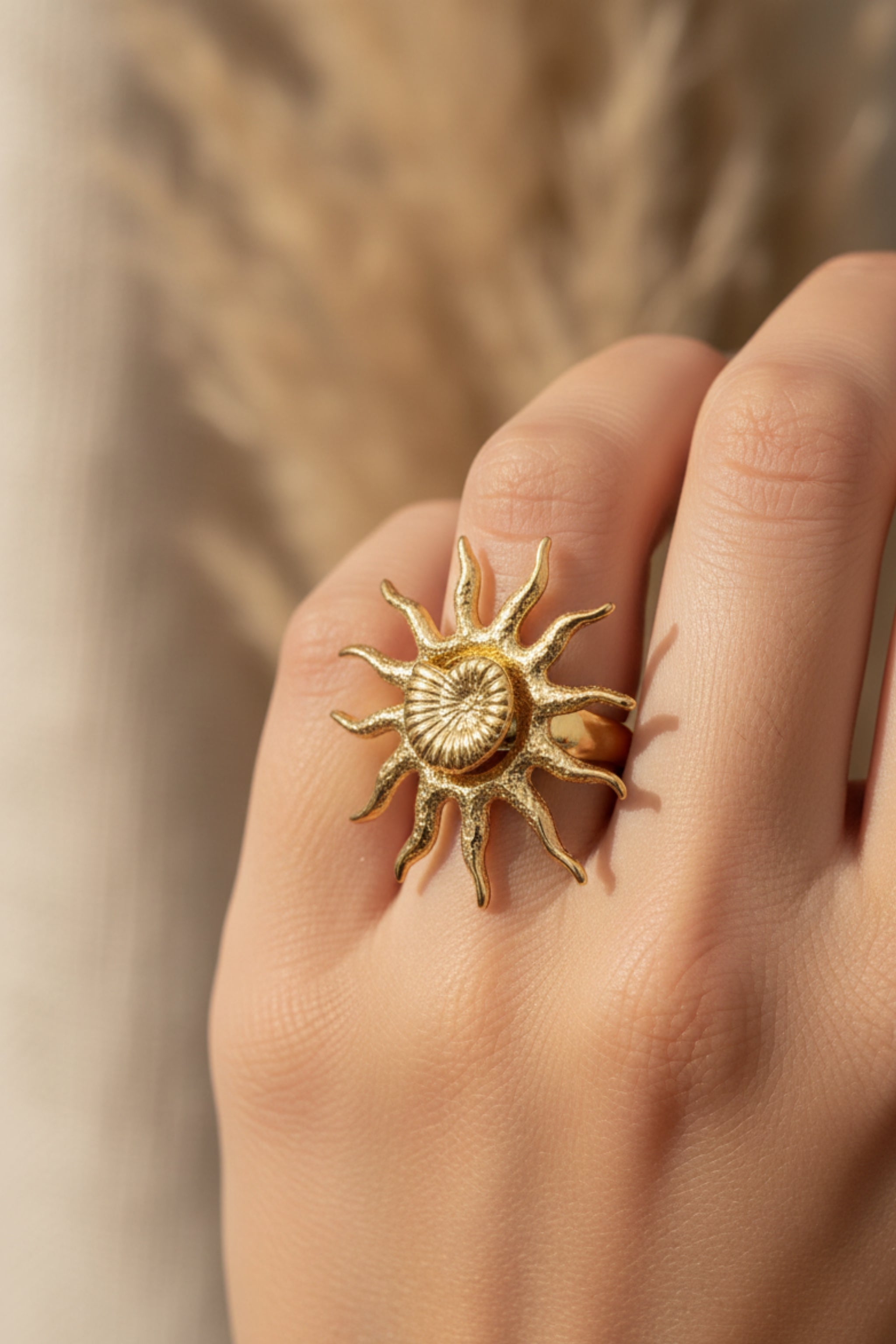 Ring mit Sonne und Muschel, gold