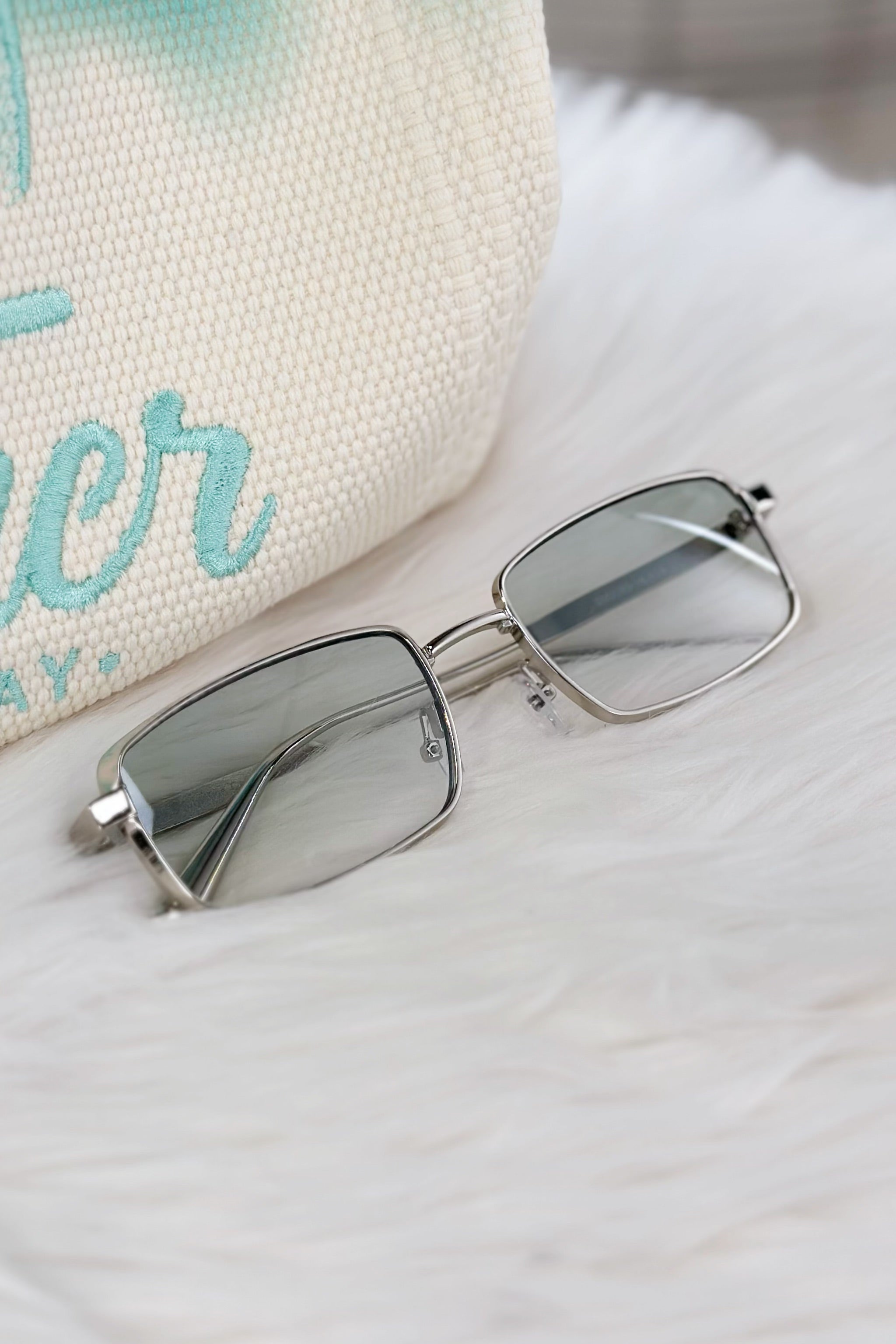 Eckige Sonnenbrille mit Metallbügel, silber-grün
