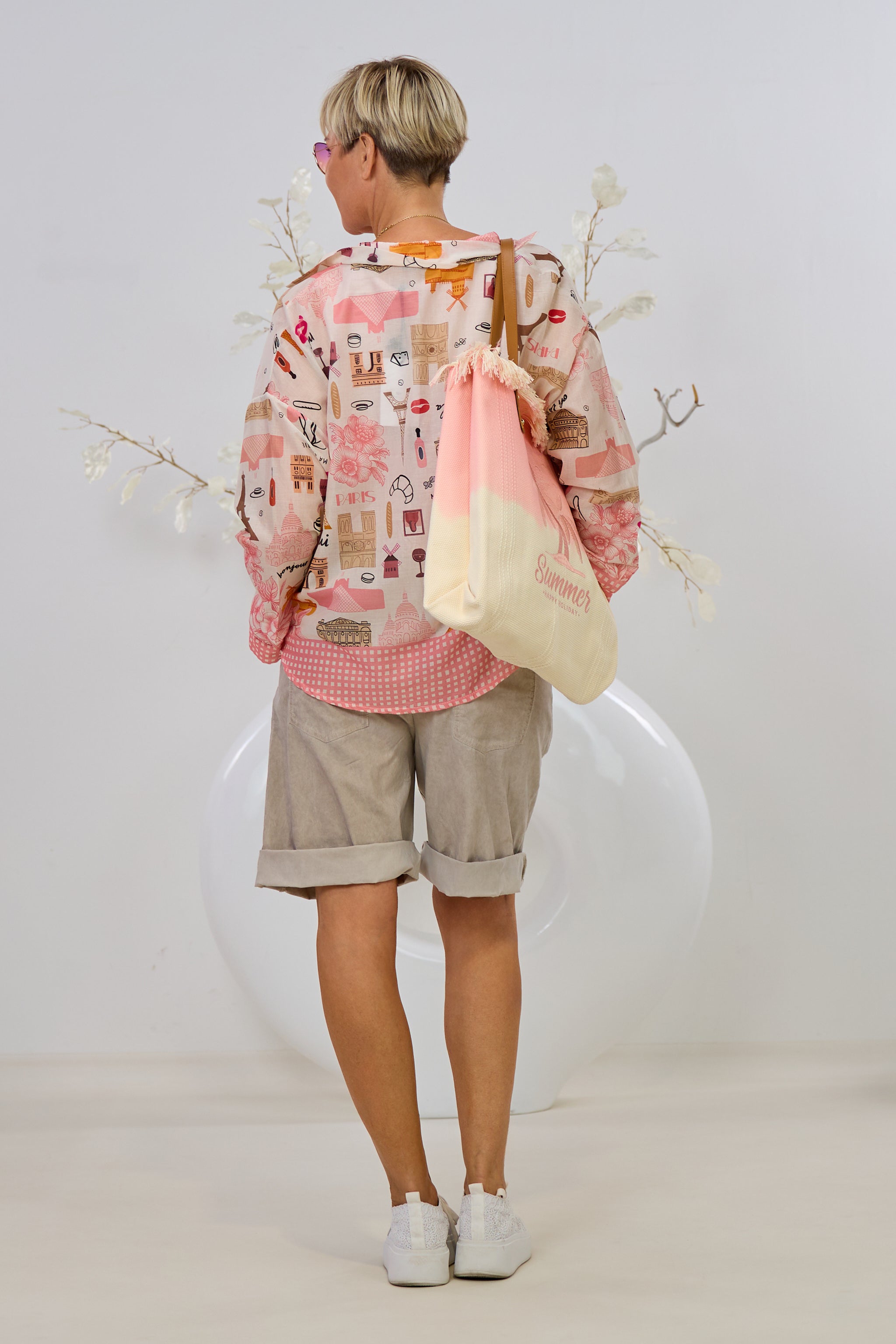 transparente Bluse mit "Paris-Muster", rosa-bunt