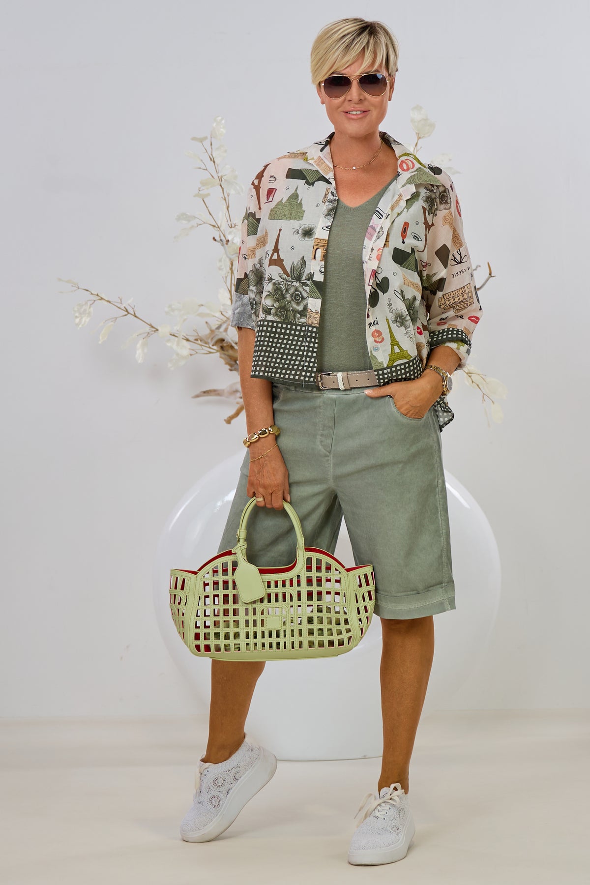 transparente Bluse mit "Paris-Muster", khaki-bunt
