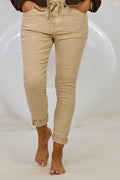 Hose mit elastischem Bund im Knitterlook, dunkelbeige