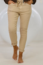Hose mit elastischem Bund im Knitterlook, dunkelbeige