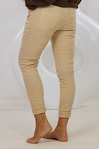 Hose mit elastischem Bund im Knitterlook, dunkelbeige