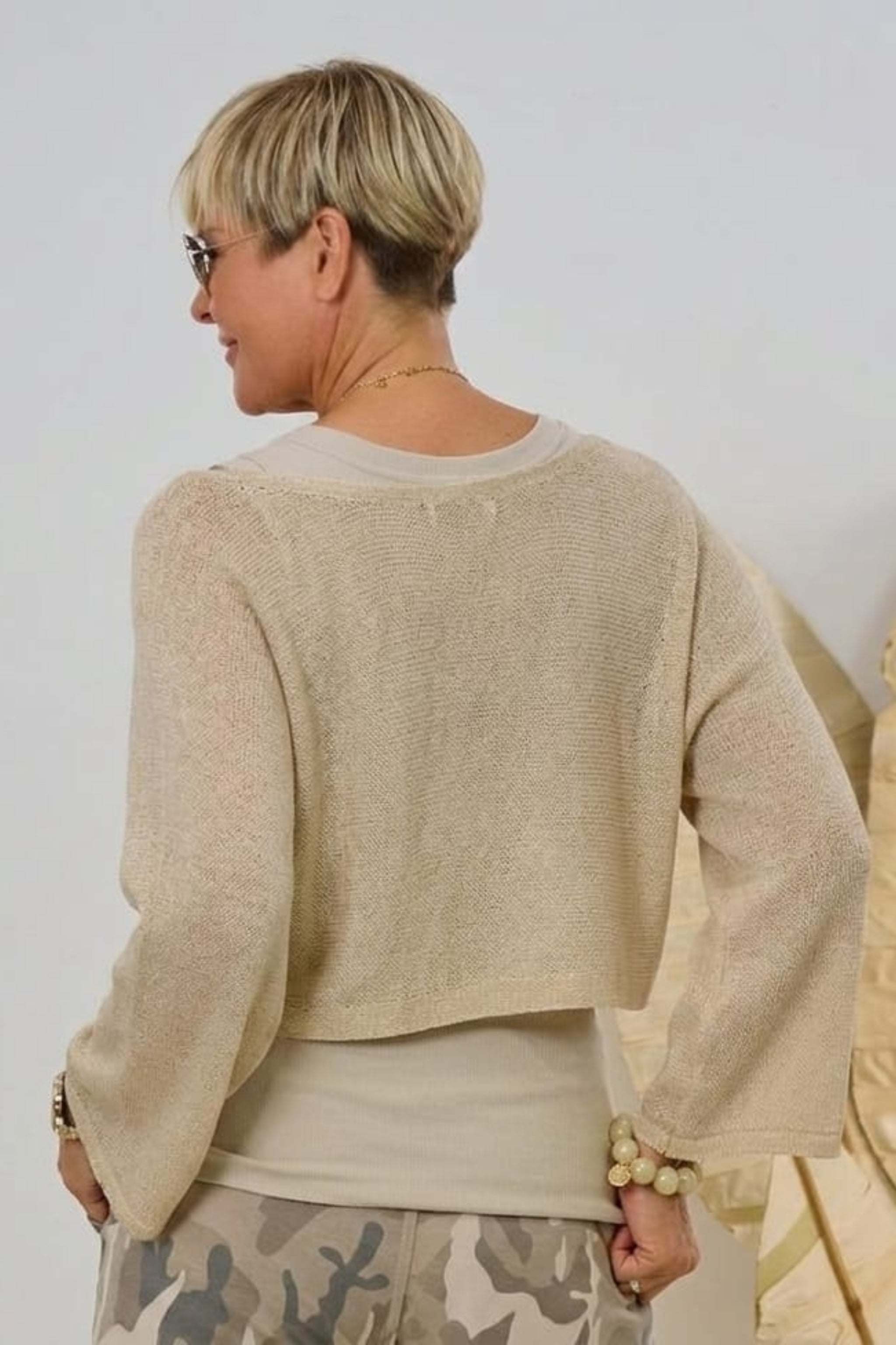 Weiter cropped Pulli, beige-weiß