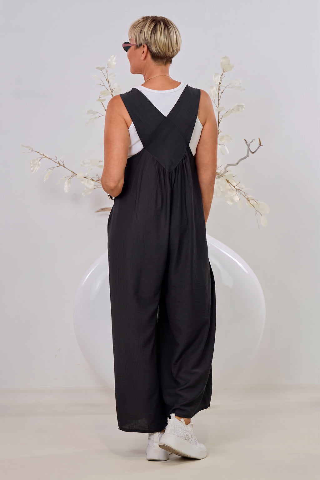 Jumpsuit mit breiten Trägern, schwarz