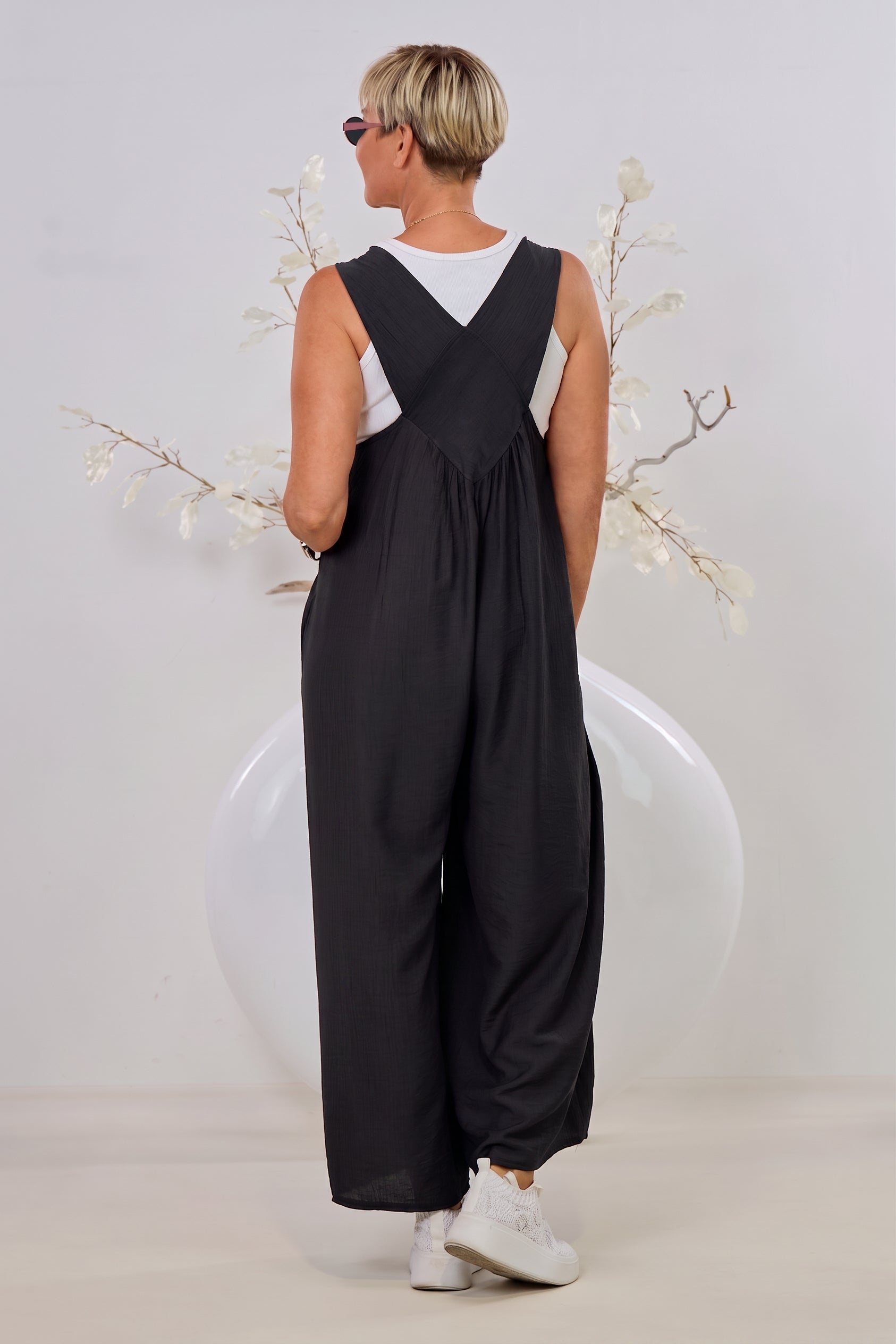 Jumpsuit mit breiten Trägern, schwarz
