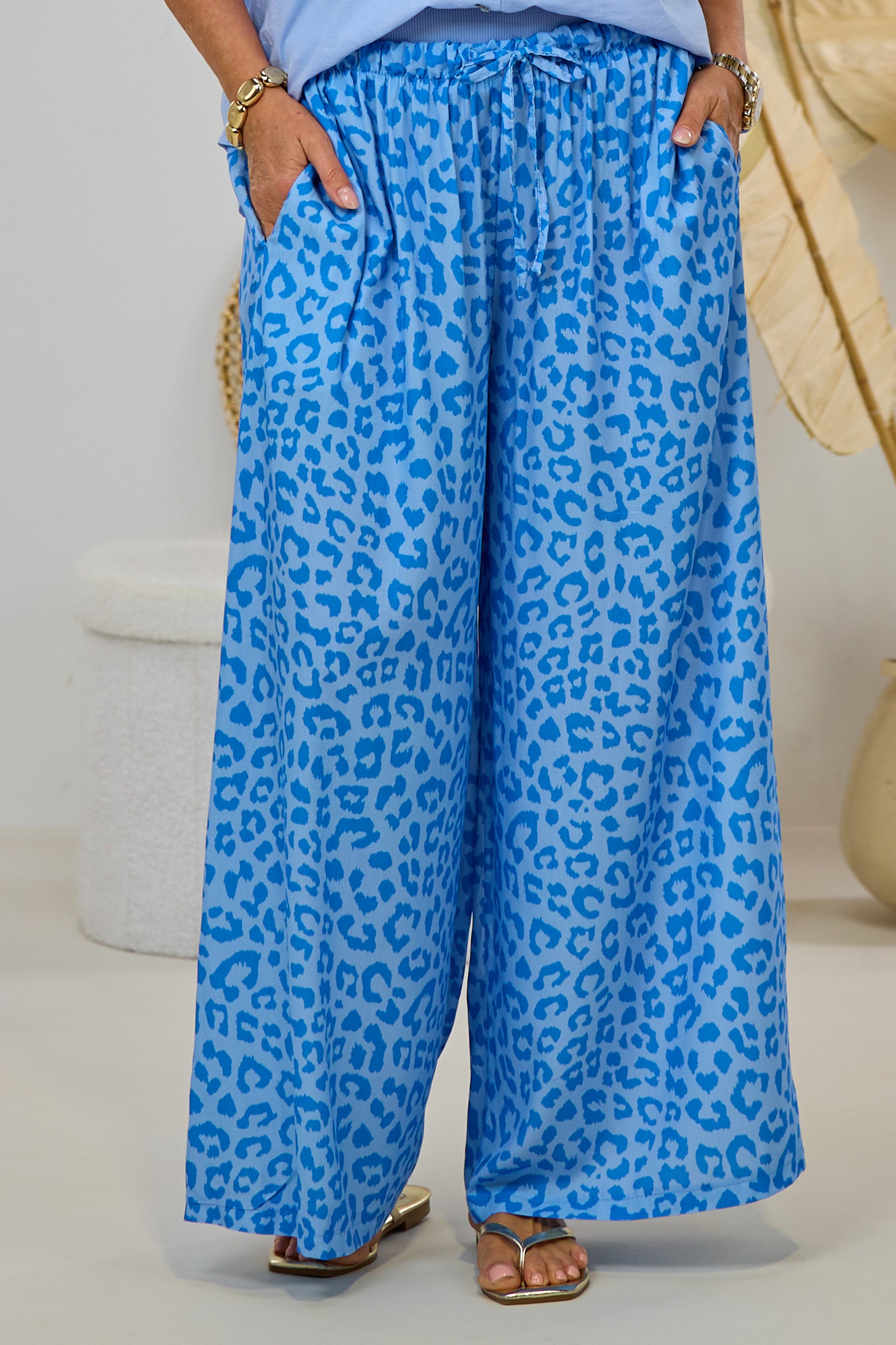 Sommerhose im Leo-Design, blau-hellblau