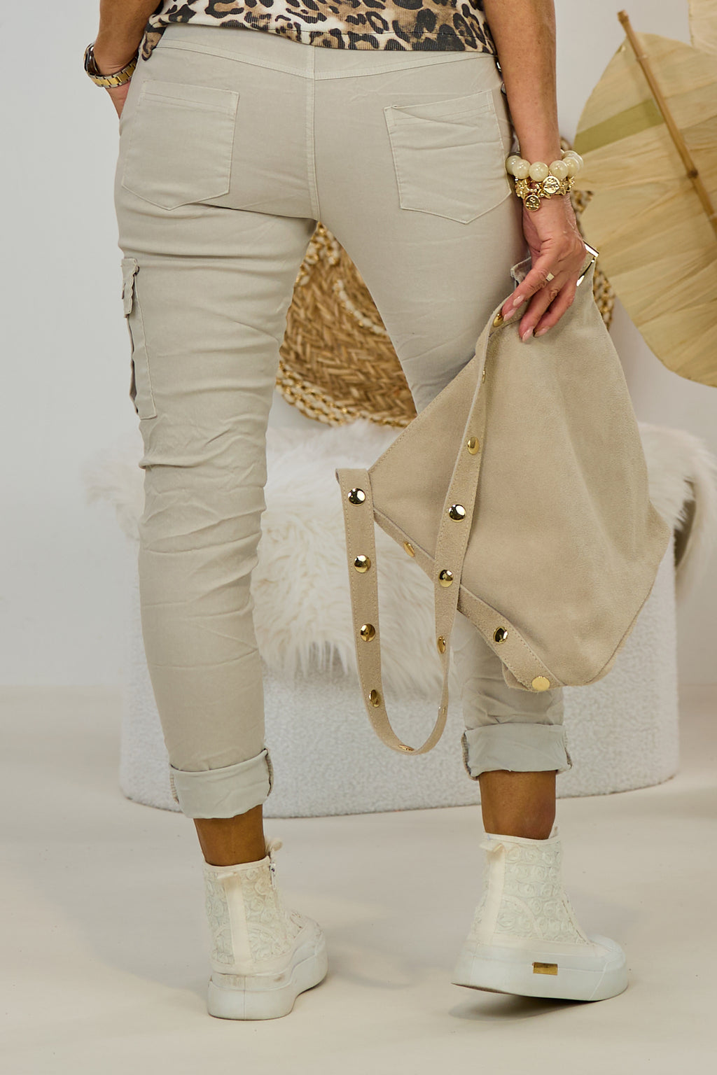 Hose mit Cargo-Taschen im Knitterlook, stein