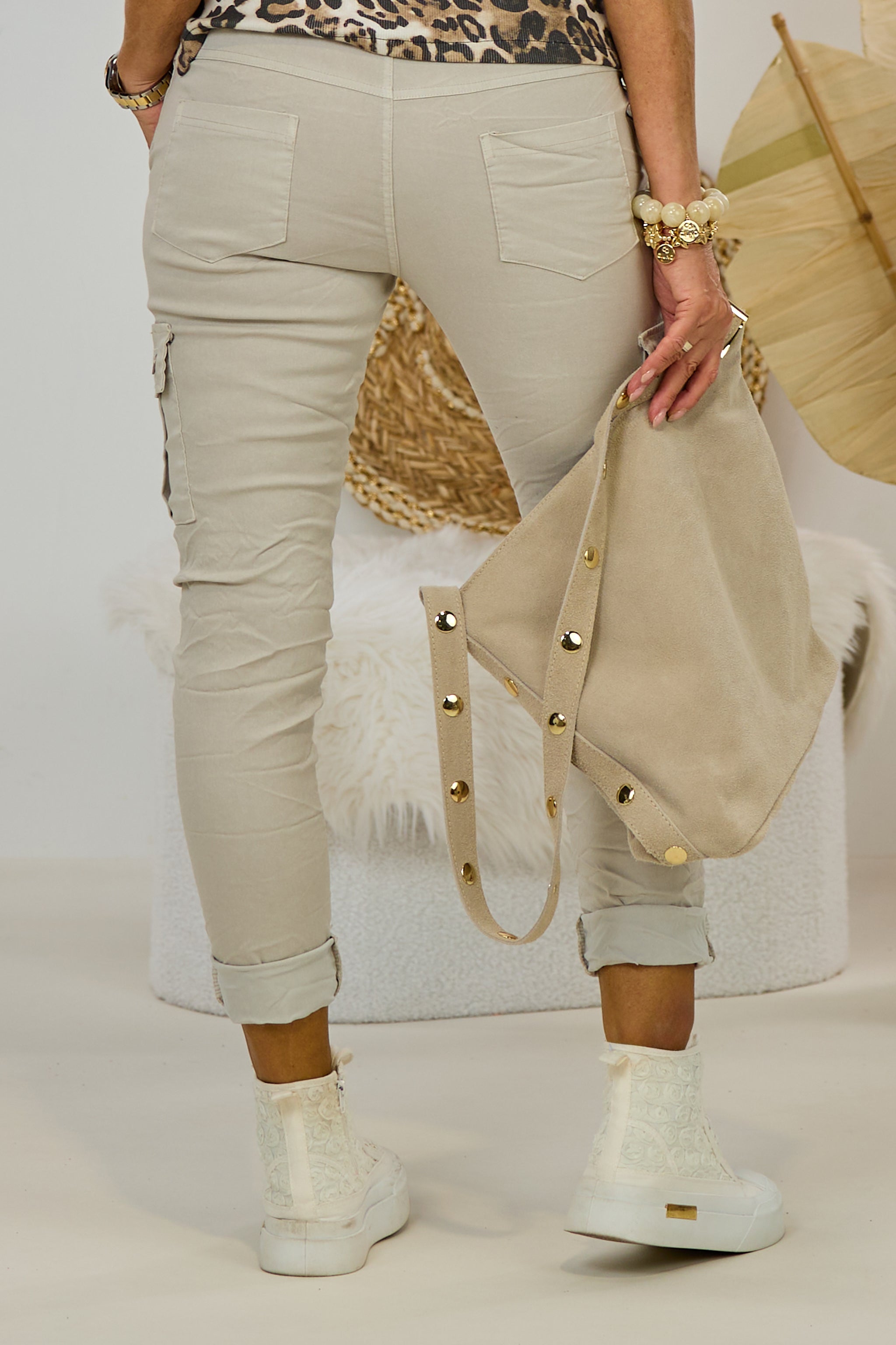 Hose mit Cargo-Taschen im Knitterlook, stein