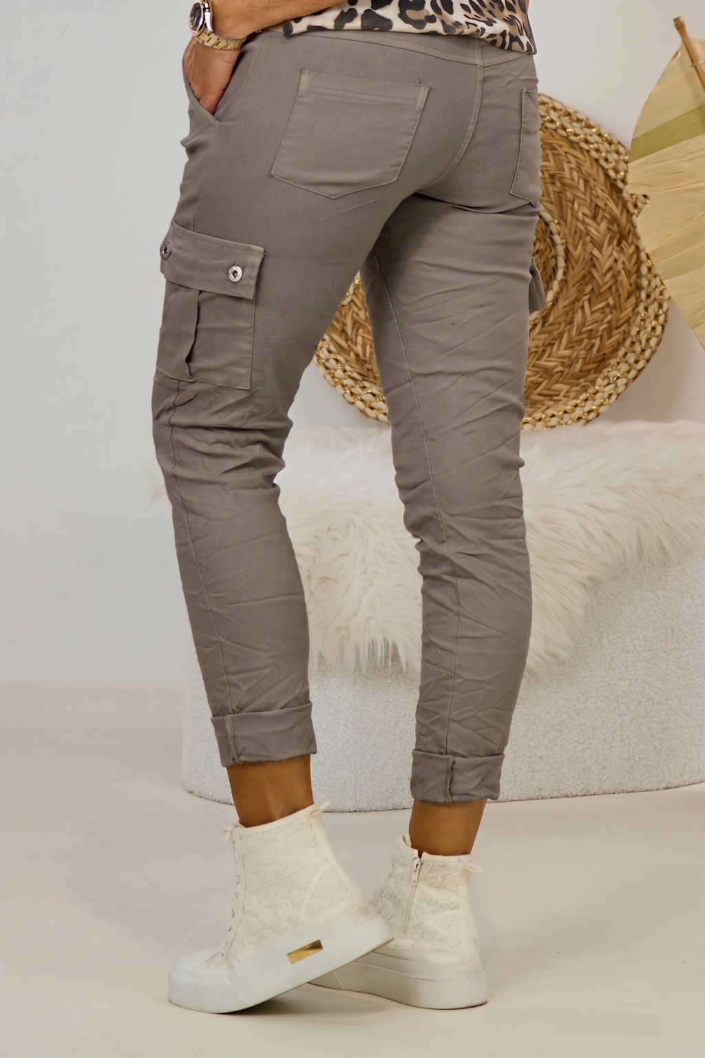Hose mit Cargo-Taschen im Knitterlook, taupe
