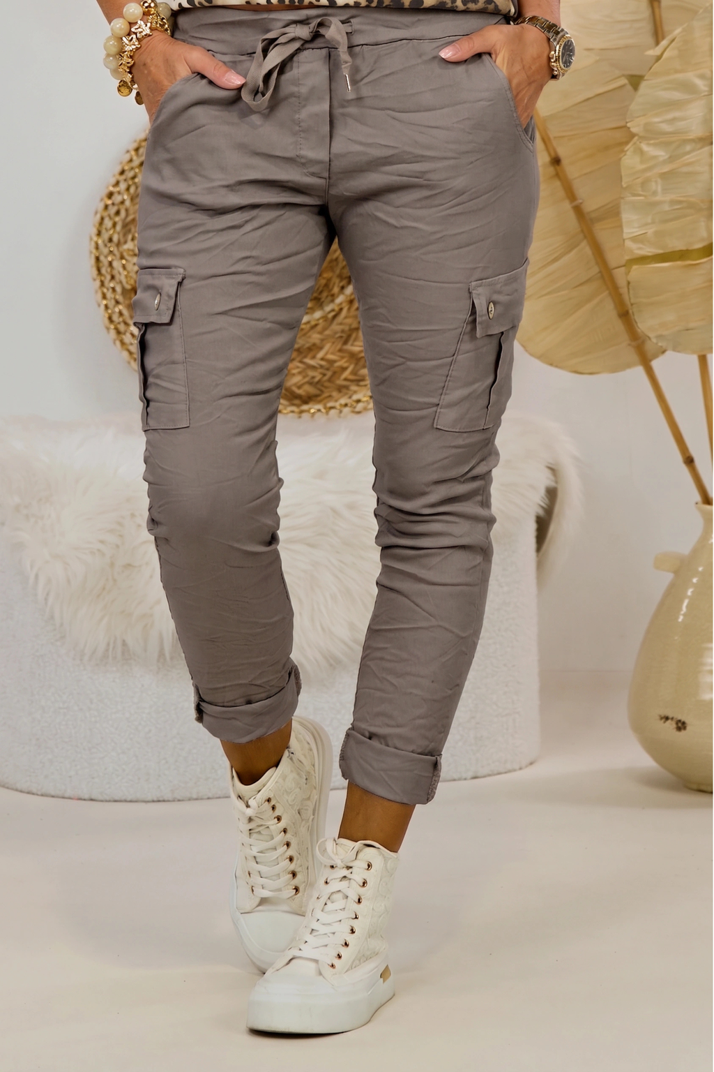 Hose mit Cargo-Taschen im Knitterlook, taupe