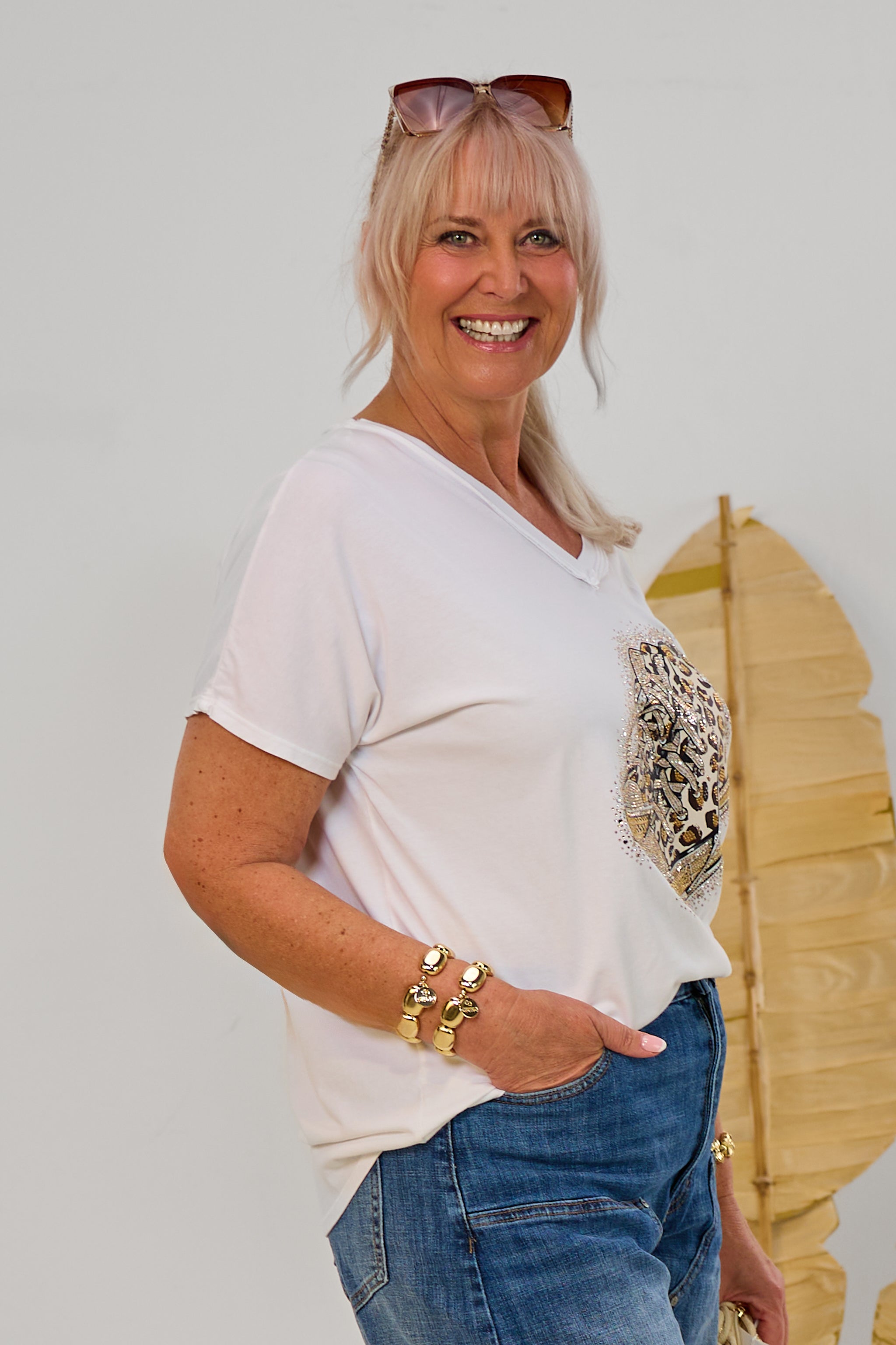 T-Shirt mit Strass- und Sneakermotiv, weiß