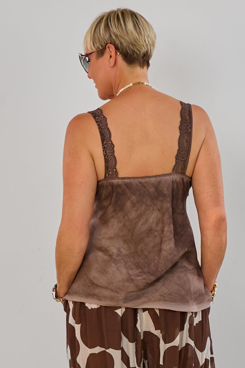 Viscose-Top mit V-Ausschnitt und Spitze, braun