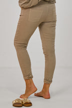 Hose mit elastischem Bund im Knitterlook, stein