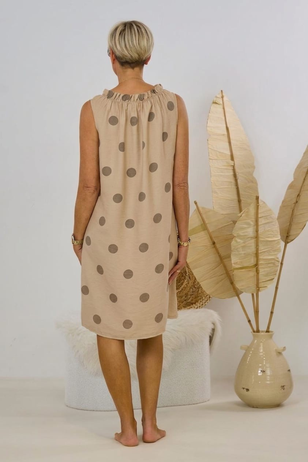 Kleidchen mit Punkten, dunkelbeige-taupe