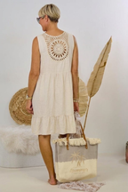 Kleidchen mit besonderem Häkeleinsatz, beige