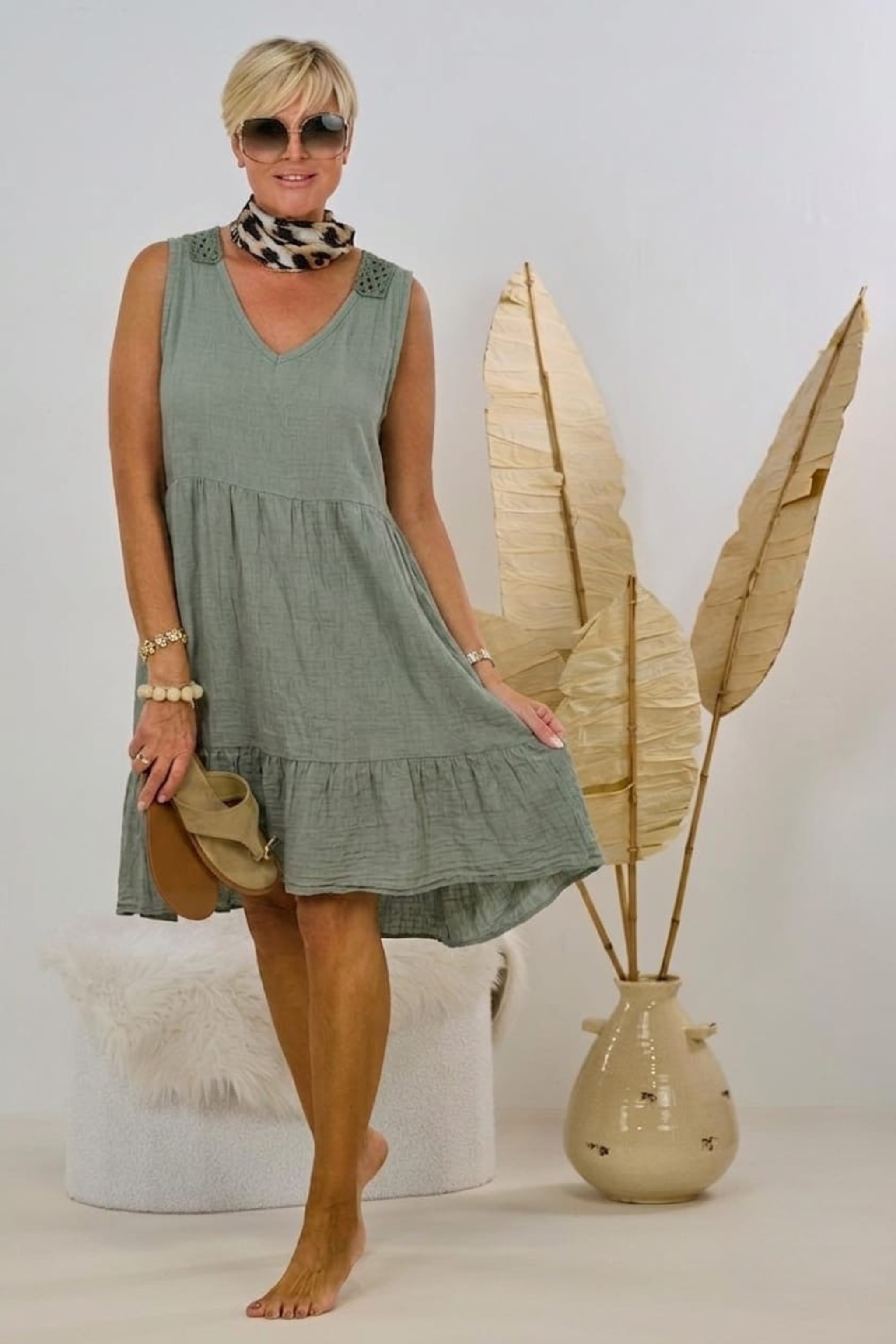 Kleidchen mit besonderem Häkeleinsatz, khaki
