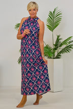 langes Neckholder Kleid mit Palmen, dunkelblau-pink