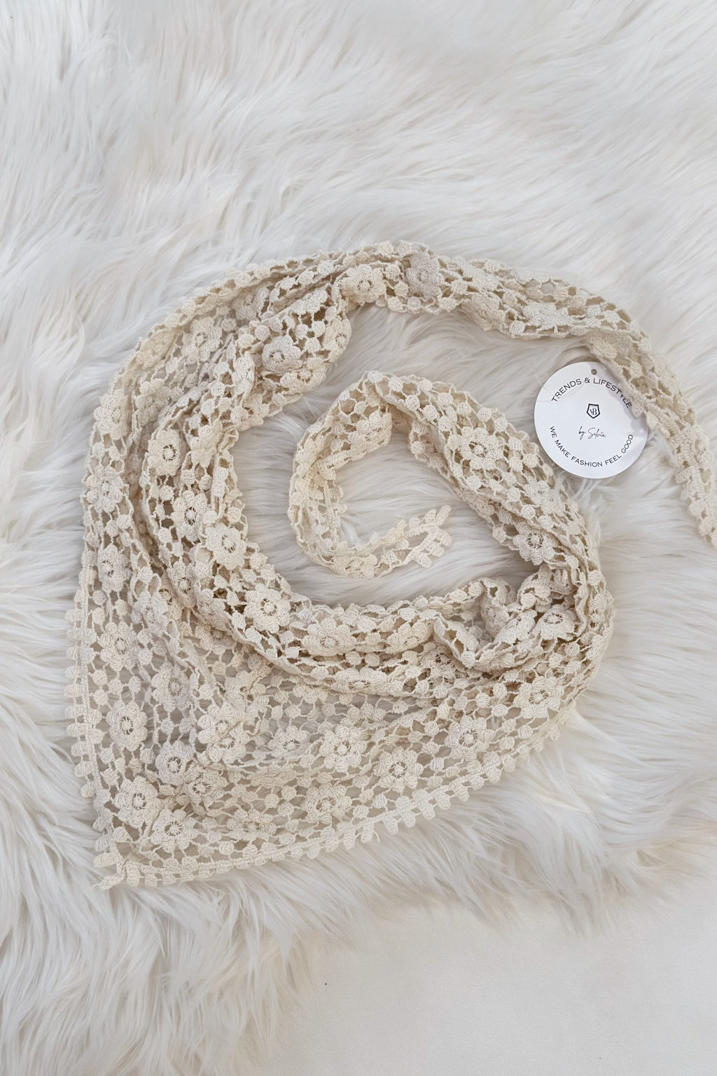 Dreieckstuch aus Spitze, beige