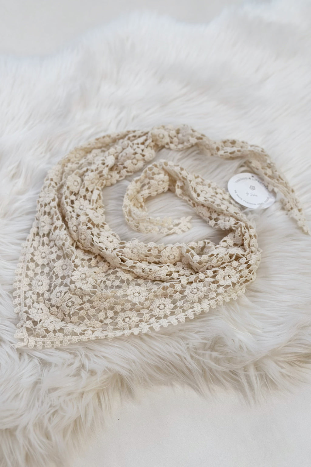 Dreieckstuch aus Spitze, beige