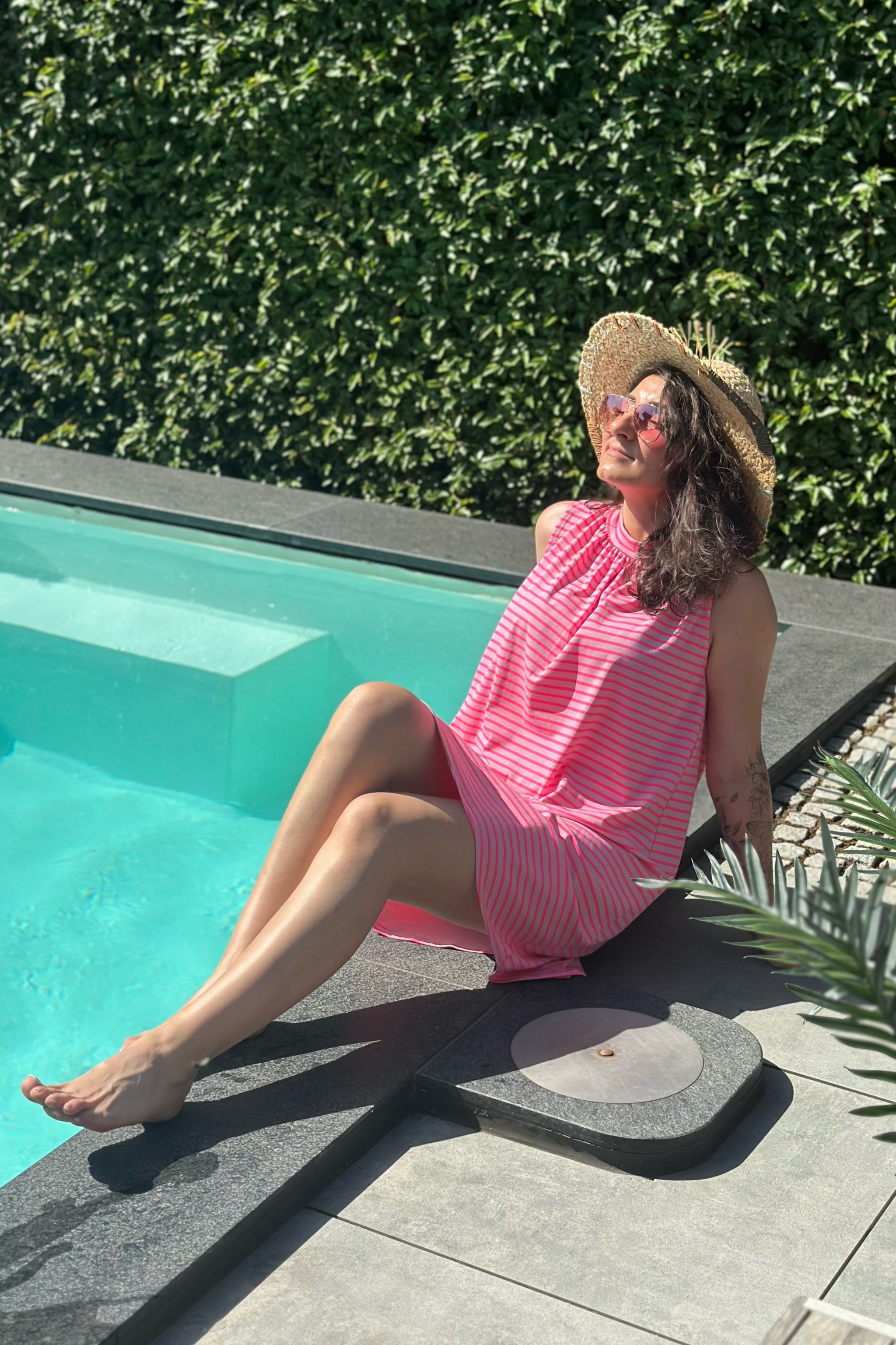 kurzes Neckholder Kleid geringelt, neonpink-rosa