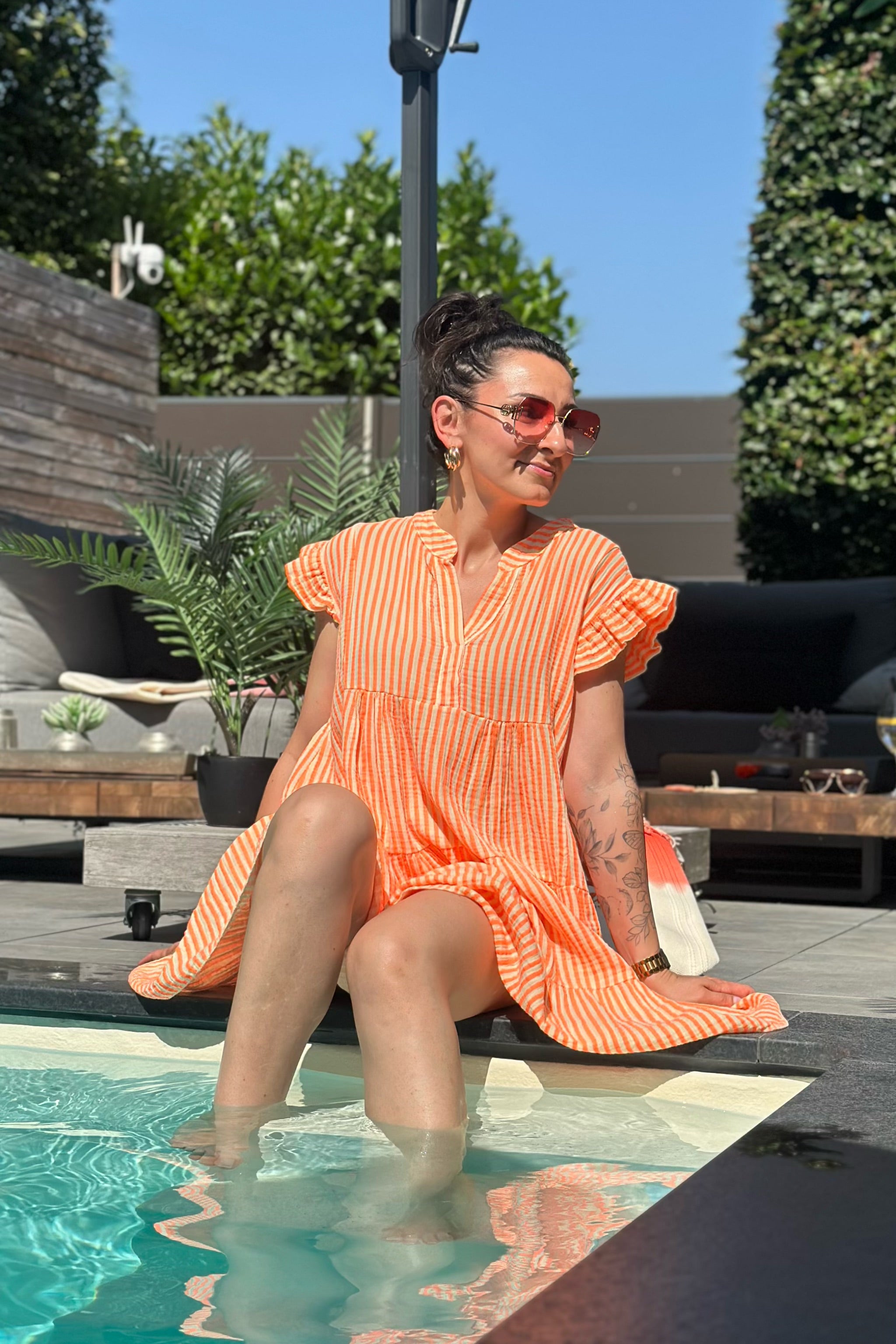 kurzes Musselin Kleid mit V-Ausschnitt, orange-gelb