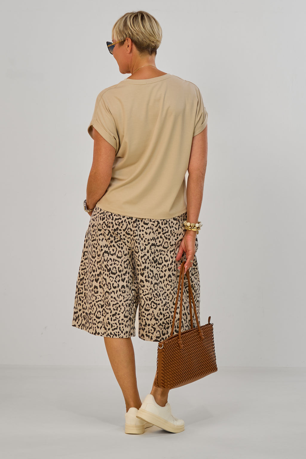 Kurzarm Shirt mit aufgesticktem "Belle", beige