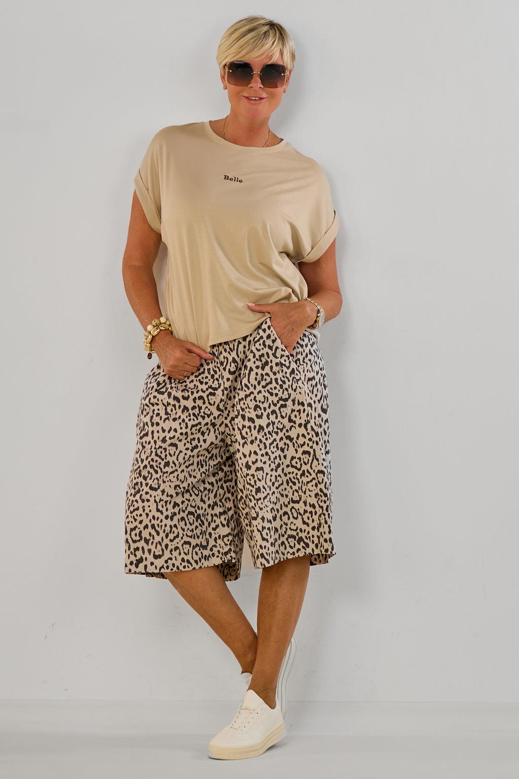 Kurzarm Shirt mit aufgesticktem "Belle", beige
