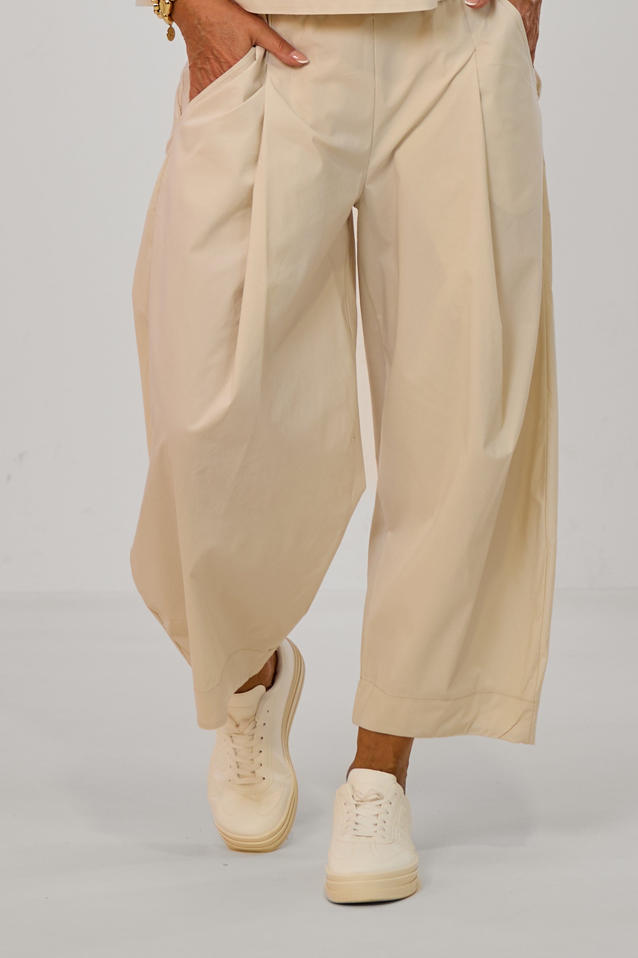 Leichte Hose mit Bundfalten, beige