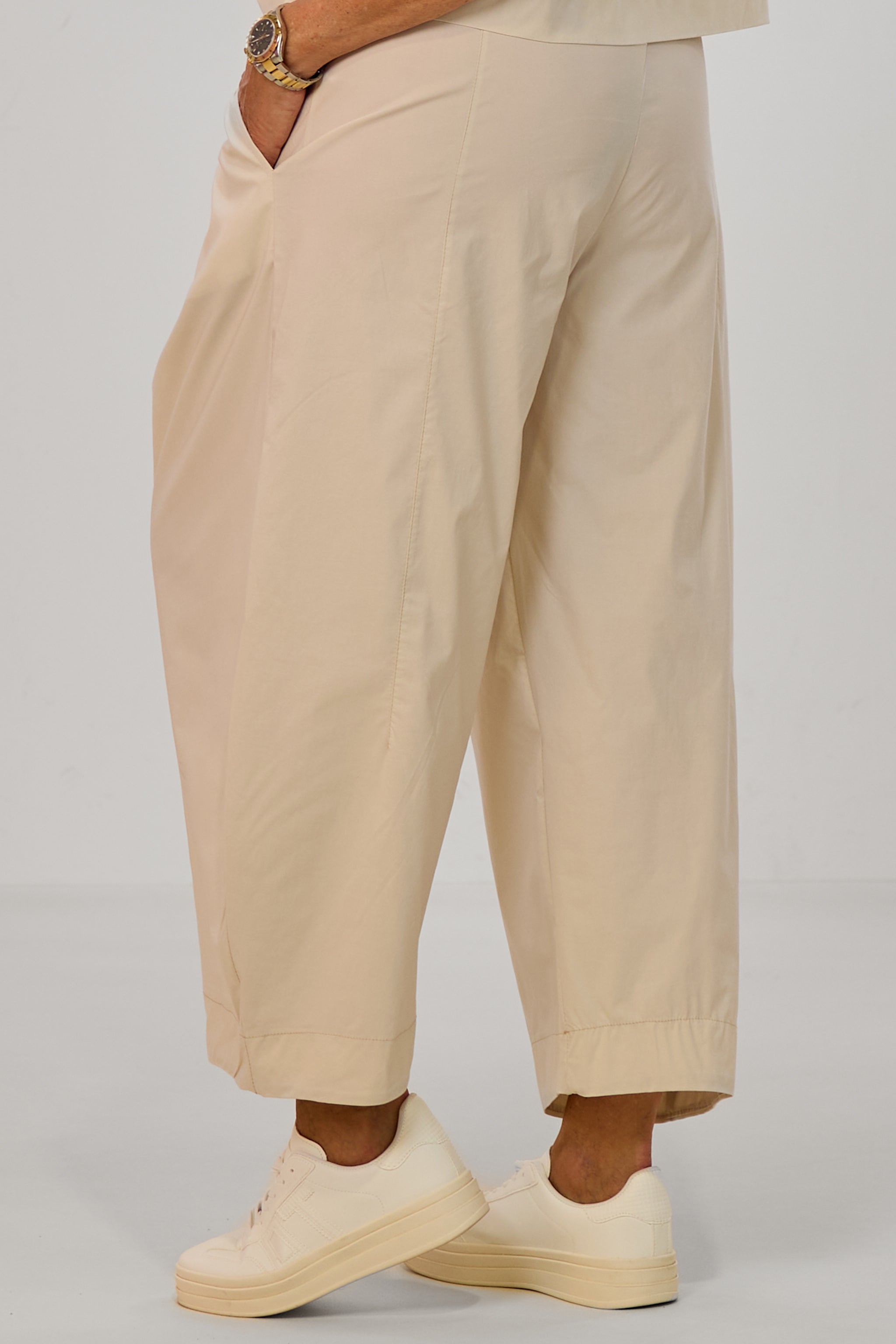 Leichte Hose mit Bundfalten, beige
