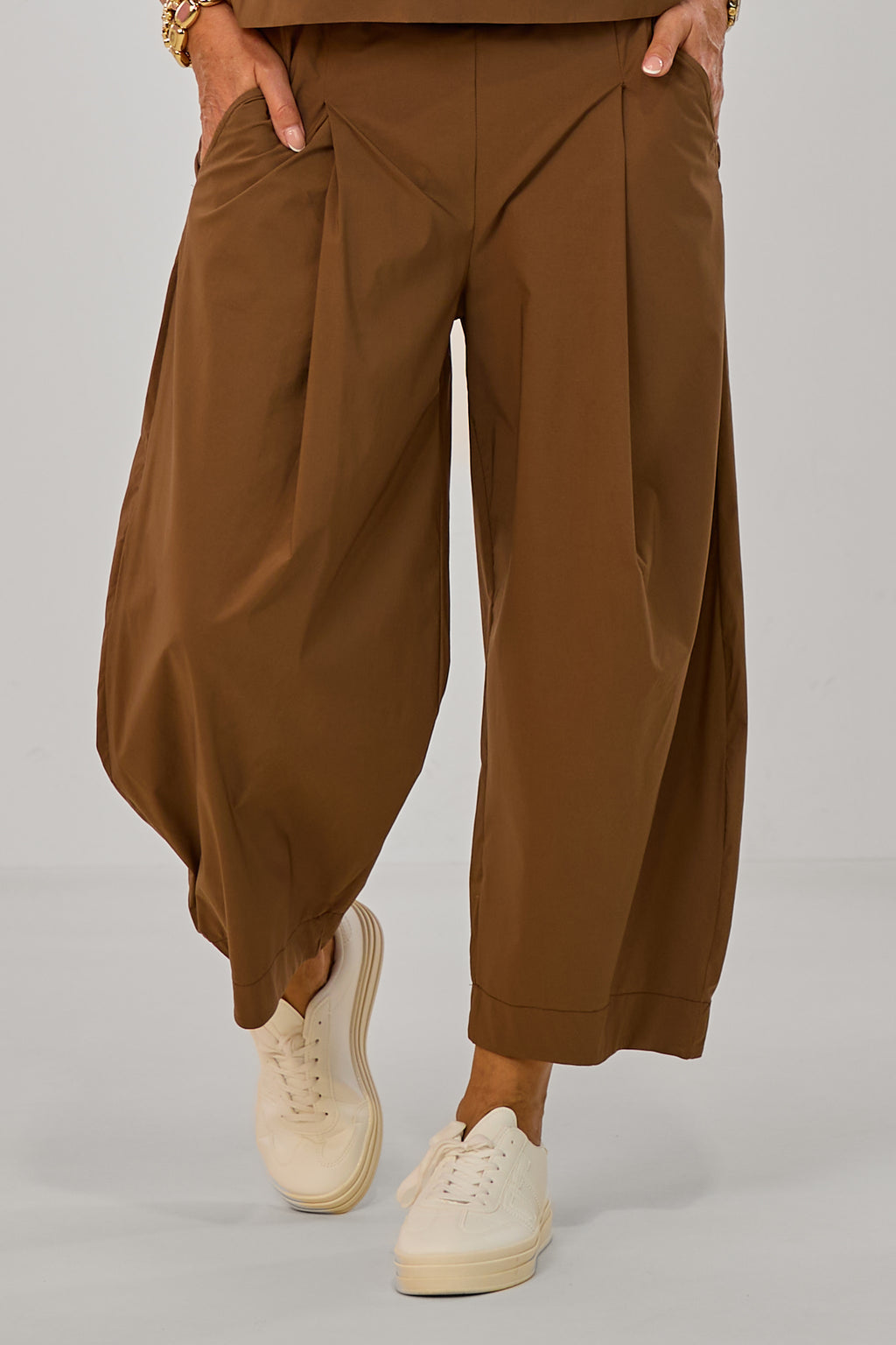 Leichte Hose mit Bundfalten, braun