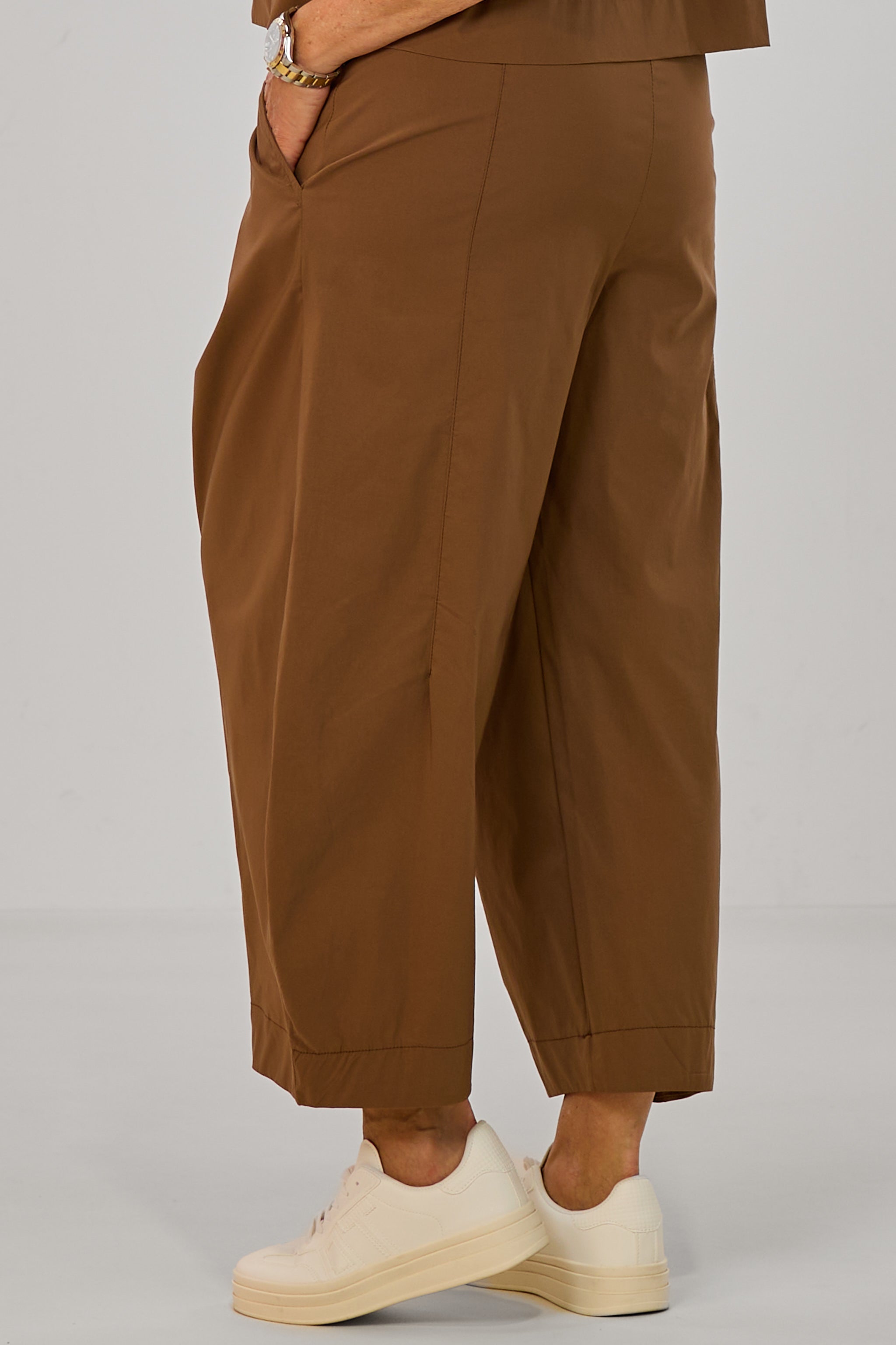 Leichte Hose mit Bundfalten, braun