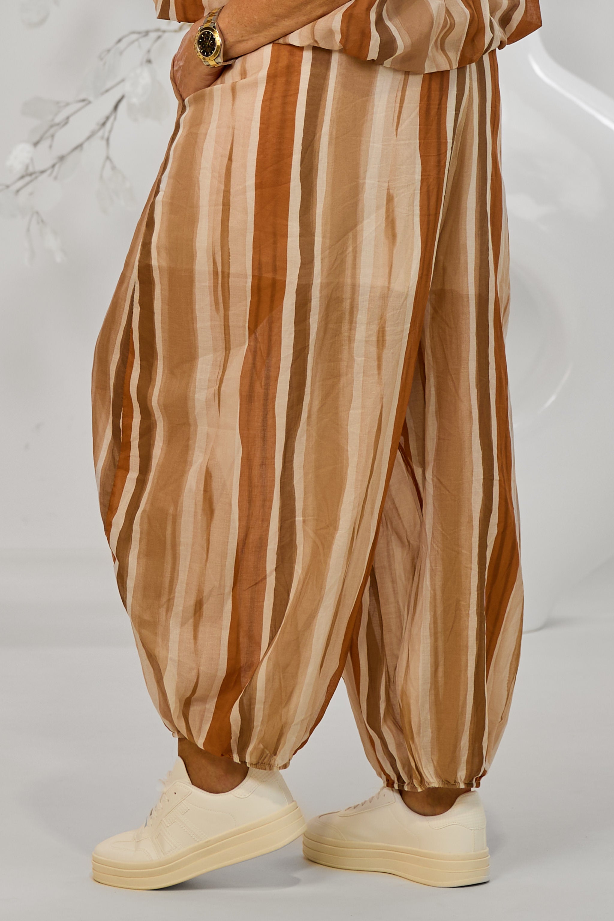 Haremshose mit Längsstreifen, taupe-braun