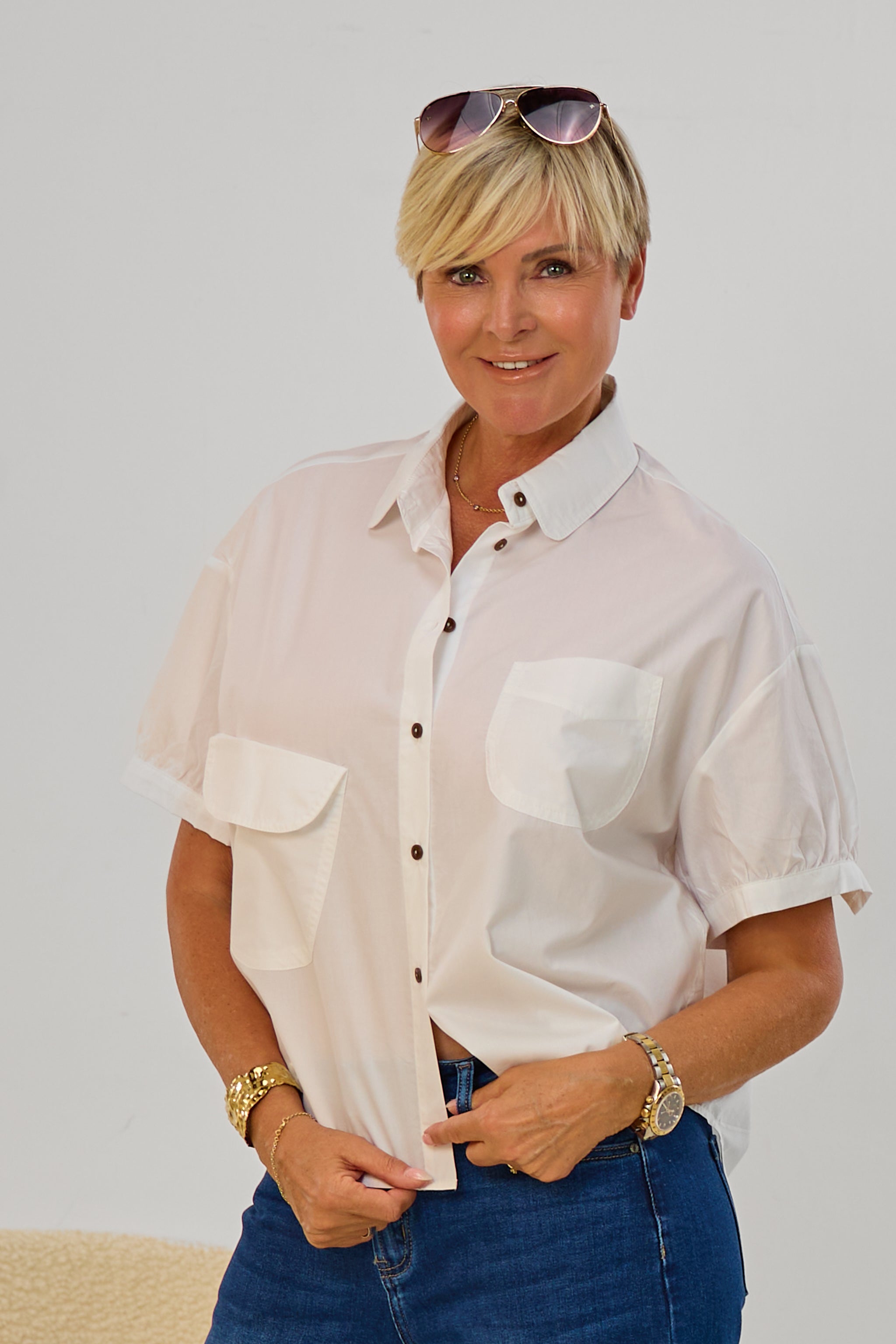 weite Bluse mit asymmetrischen Taschen, weiß