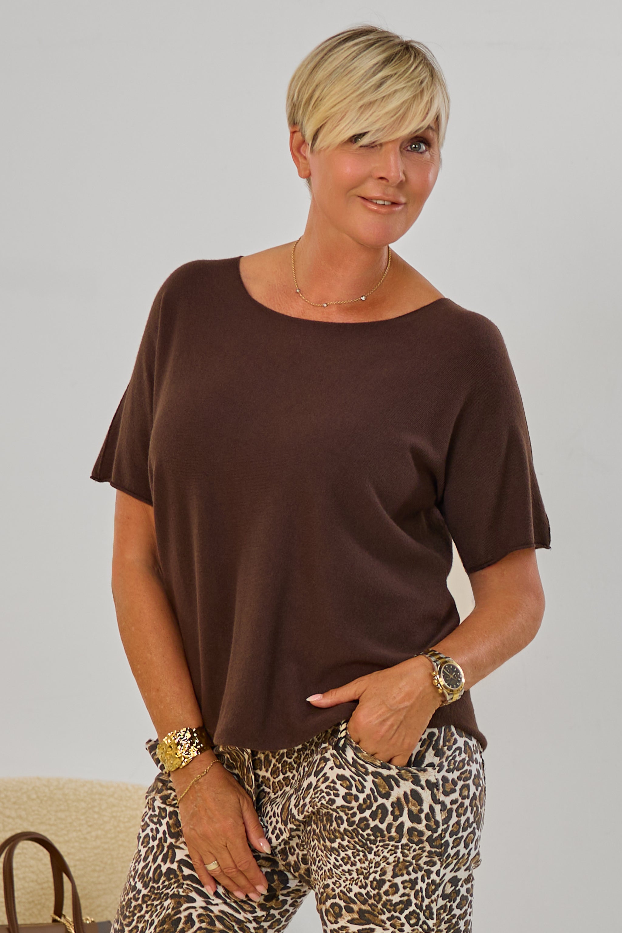 Strickpulli quergestrickt mit kurzen Ärmeln, braun