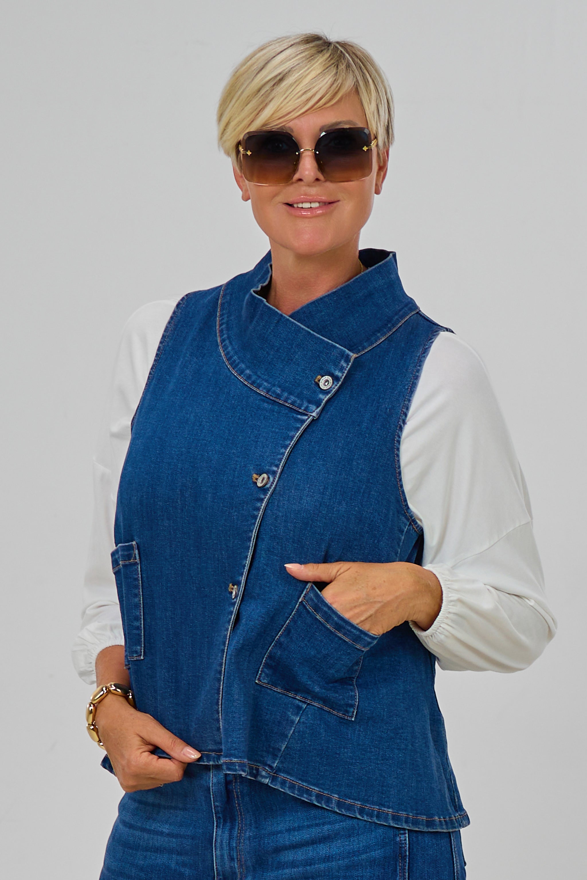 Jeansweste mit schräger Knopfleiste, blue denim