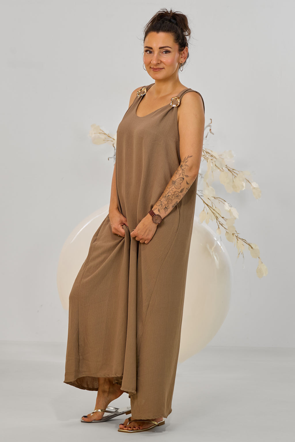 Maxikleid mit Broschen, asymmetrisch, taupe