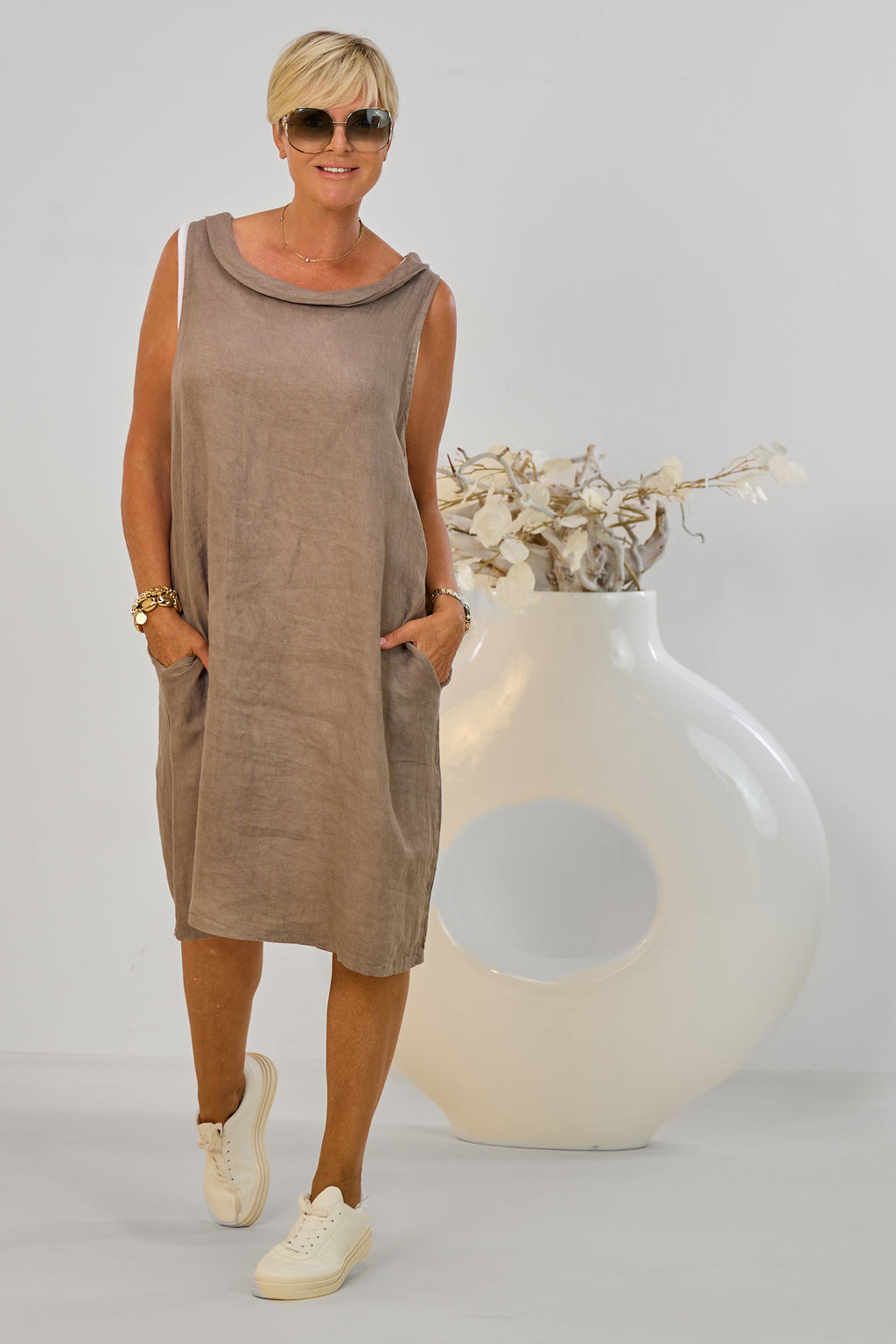 Leinen Kleidchen mit weitem Ausschnitt, taupe