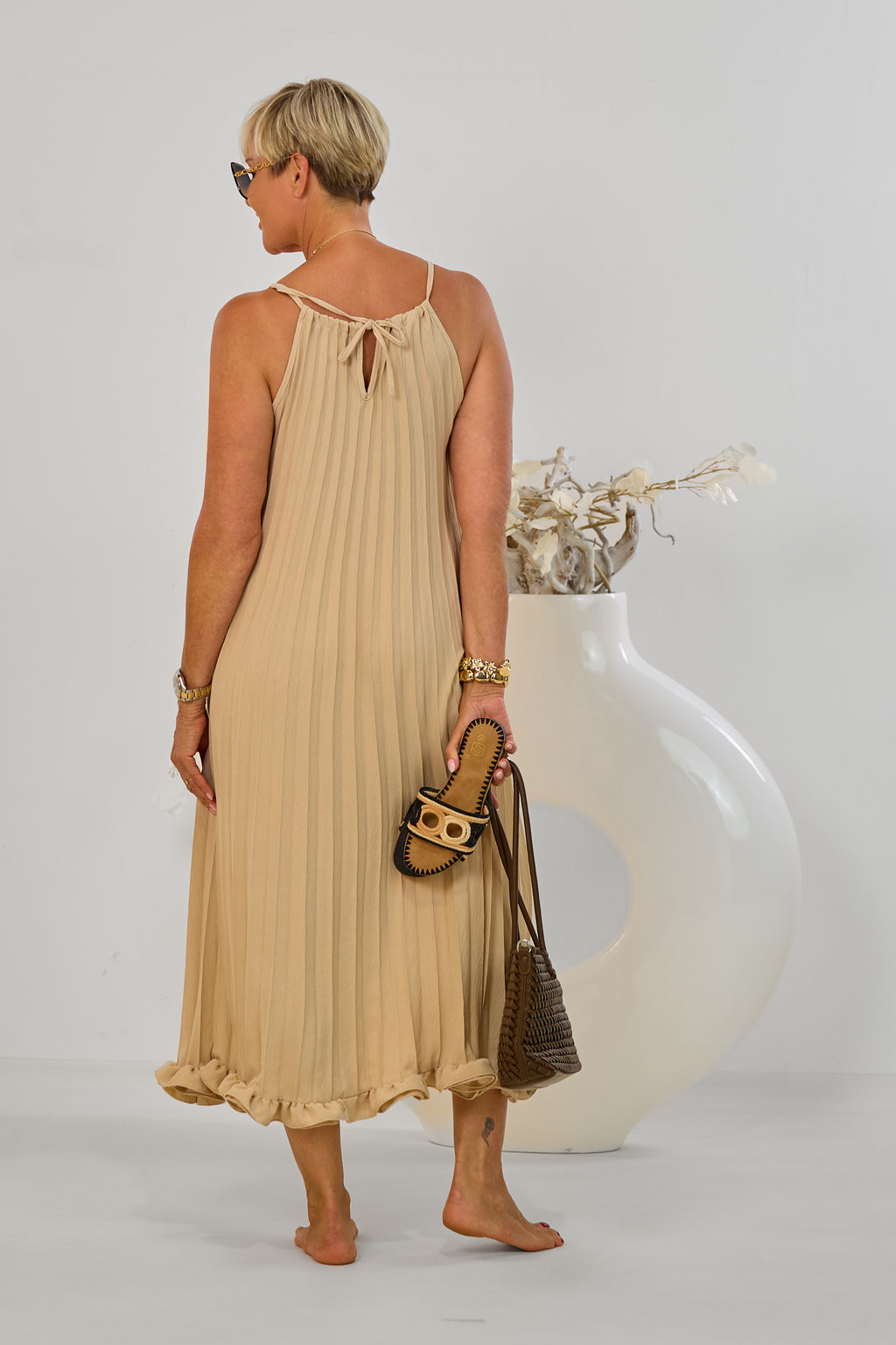 Langes Plissée-Kleid mit Rüsche, beige