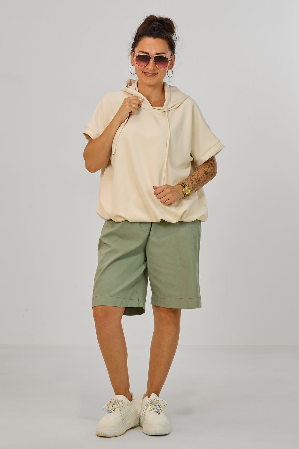 Shorts mit geblümtem Stoffgürtel, khaki