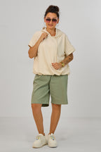 Shorts mit geblümtem Stoffgürtel, khaki