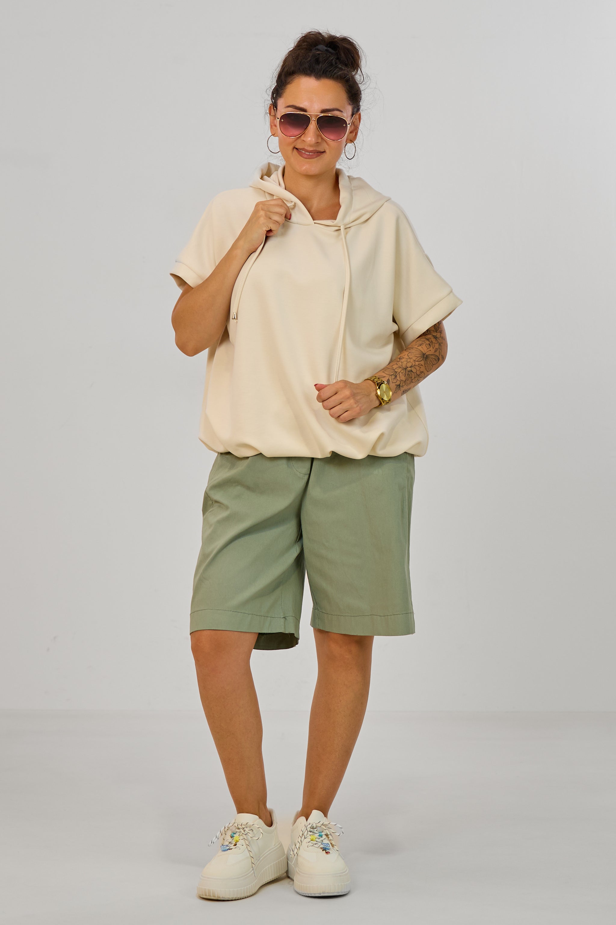 Shorts mit geblümtem Stoffgürtel, khaki