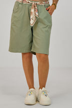 Shorts mit geblümtem Stoffgürtel, khaki