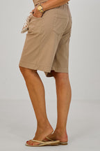 Shorts mit geblümtem Stoffgürtel, taupe